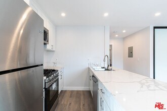 3872 Bentley Ave in Culver City, CA - Building Photo - Building Photo