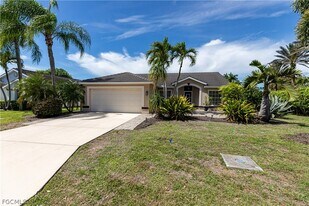7500 Cameron Cir in Ft. Myers, FL - Building Photo