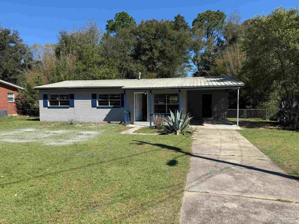224 Edison Dr in Pensacola, FL - Building Photo
