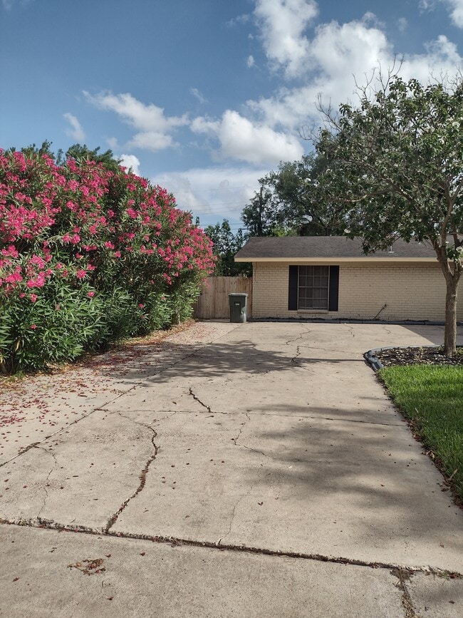 property at 2220 S Whitehouse Cir