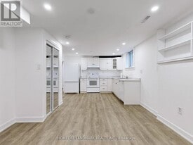 58 London Rd in Newmarket, ON - Building Photo