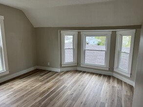 327 Stanley St in Rockford, IL - Building Photo - Building Photo