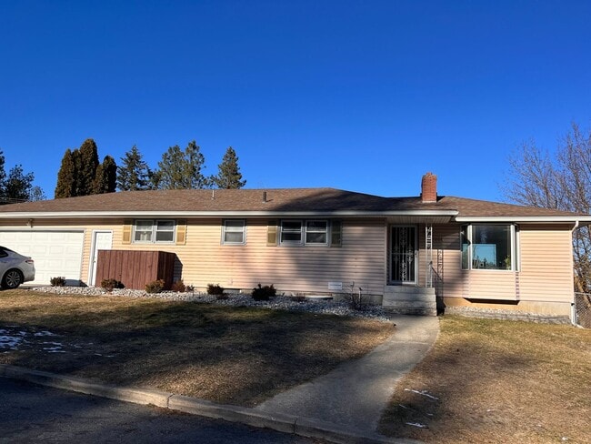 property at 1004 W Banbury Dr