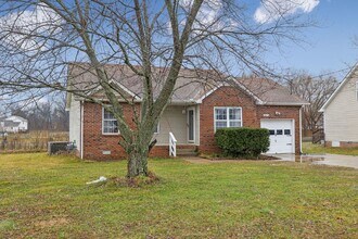 1016 Summerhaven Rd in Clarksville, TN - Building Photo - Building Photo