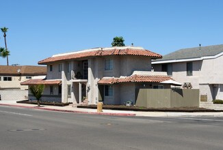 4951-4961 Warner Ave in Huntington Beach, CA - Building Photo - Building Photo