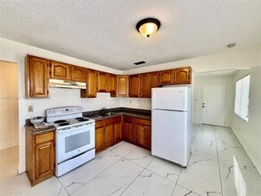 950 NW 109th St in Miami, FL - Foto de edificio - Building Photo