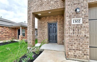 1302 Amy Dr in Kyle, TX - Building Photo - Building Photo