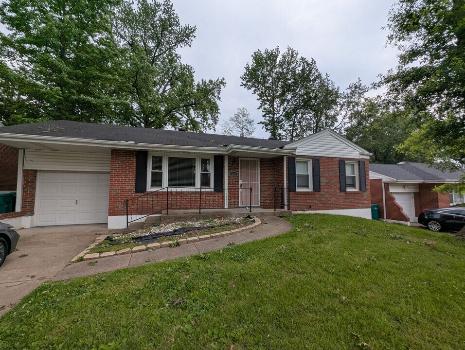 9212 Longridge Dr in St. Louis, MO - Building Photo
