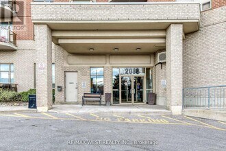 2088-2088 Lawrence Ave W in Toronto, ON - Building Photo - Building Photo
