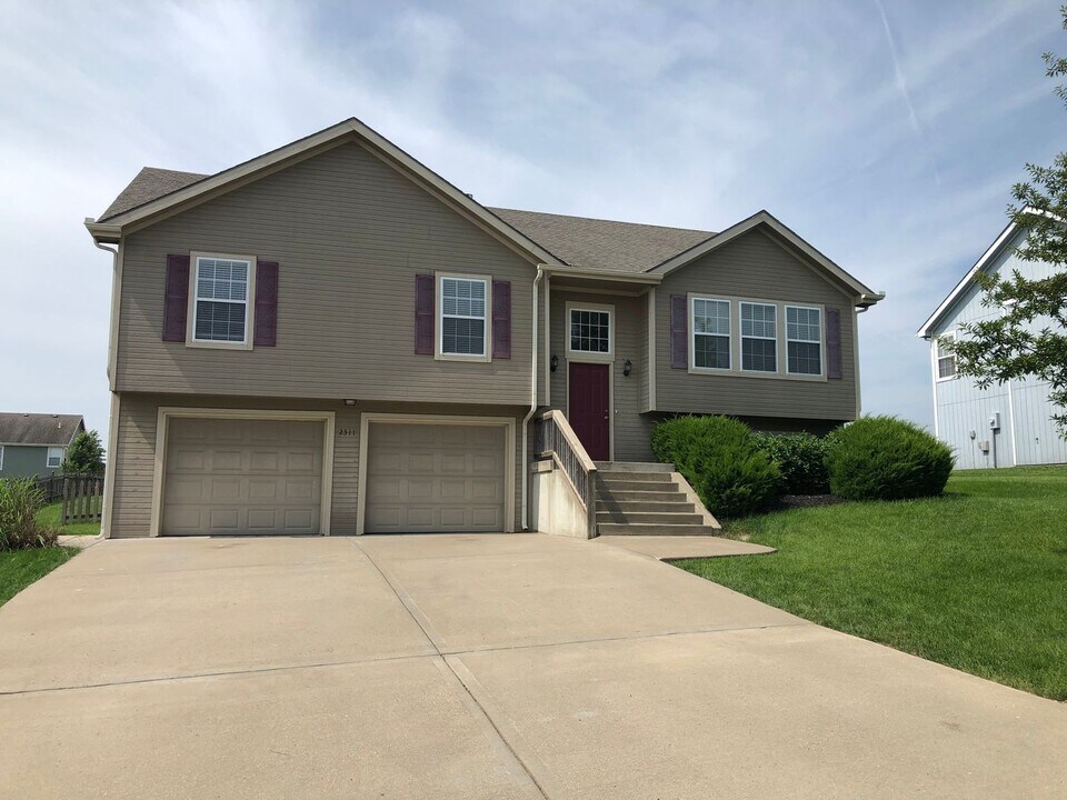 2311 Magnolia Dr in Leavenworth, KS - Building Photo
