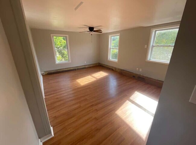 1 Millers Falls Rd, Unit 1 Millers Falls Road in Turners Falls, MA - Foto de edificio - Building Photo