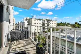 1225 West Ave, Unit 404 in Miami Beach, FL - Building Photo - Building Photo