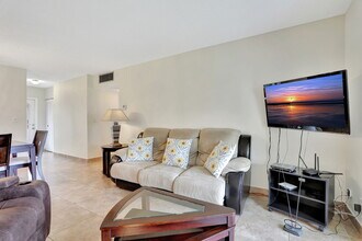 3401 NW 47th Ave, Unit 413 in Lauderdale Lakes, FL - Building Photo - Building Photo