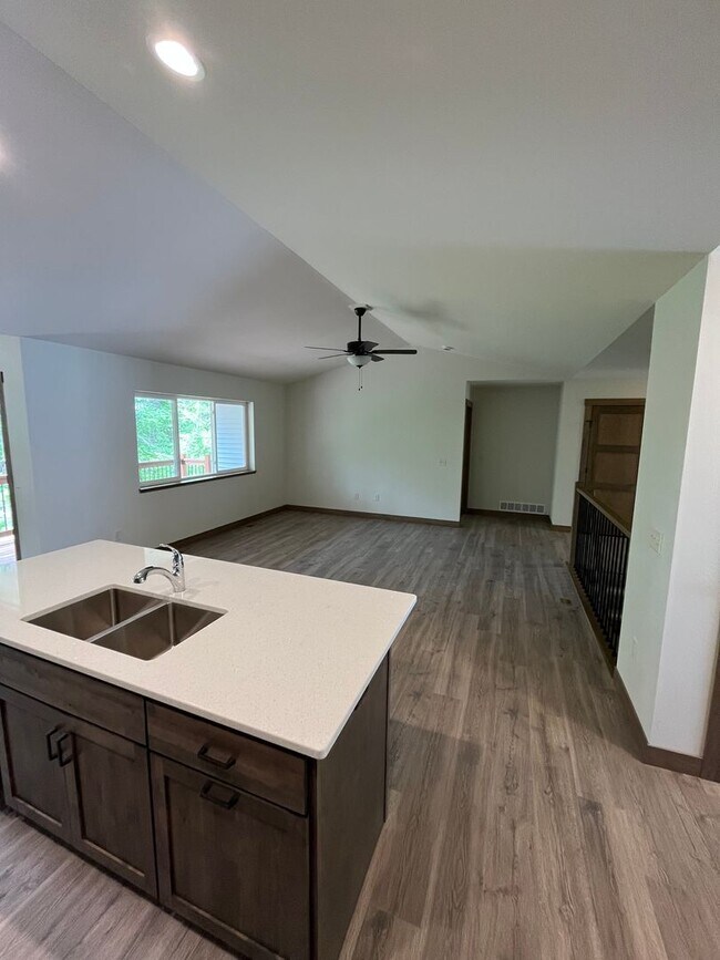 1124 Juniper Pl in Eau Claire, WI - Building Photo - Building Photo