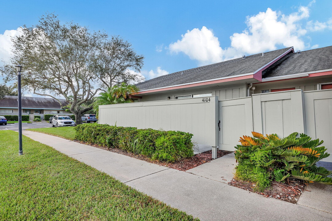 4104 NW Cinnamon Tree Cir in Jensen Beach, FL - Foto de edificio