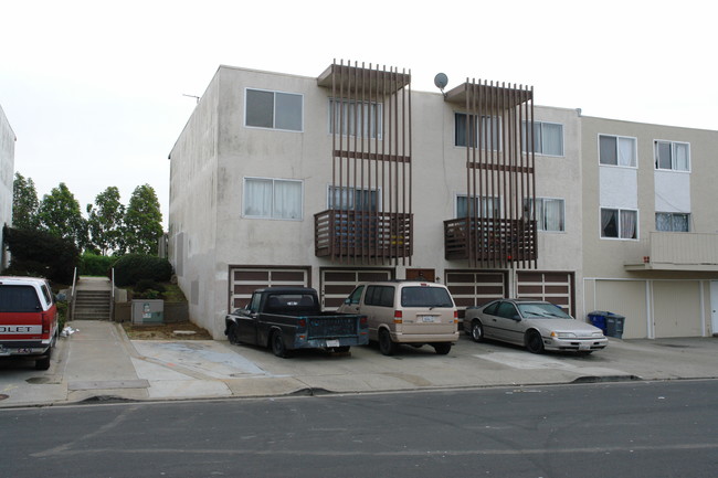 328 Susie Way in South San Francisco, CA - Foto de edificio - Building Photo