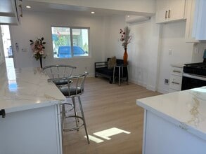2221 Alabama St, Unit # 4 in Huntington Beach, CA - Foto de edificio - Building Photo