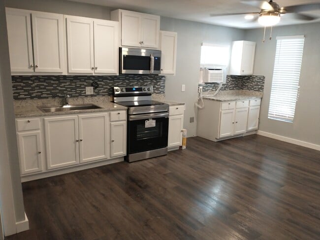 614 Barberry St, Unit 201 in San Antonio, TX - Building Photo - Building Photo