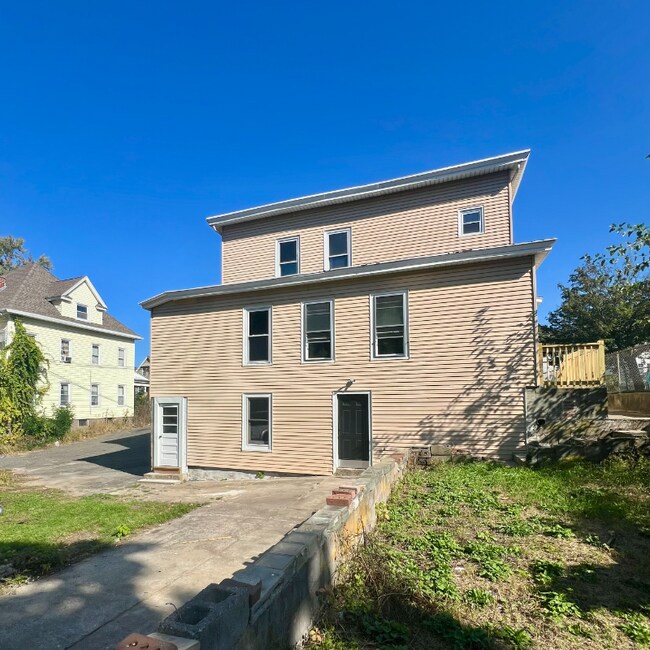 74 Oak St in Springfield, MA - Building Photo - Building Photo