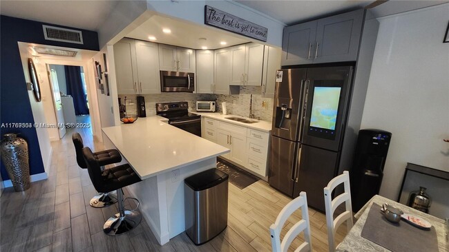 2043 Harwood D in Deerfield Beach, FL - Building Photo - Building Photo