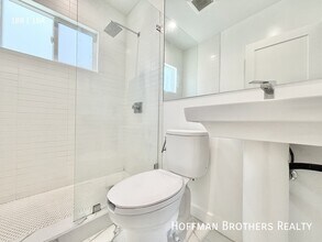 20445 Saticoy St, Unit 34 in Los Angeles, CA - Foto de edificio - Building Photo