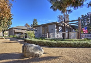 Pine Lake Terrace in Garden Grove, CA - Building Photo - Building Photo