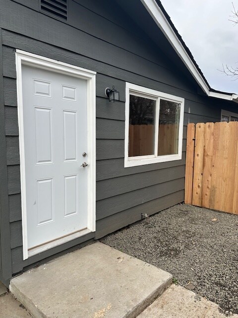 1735 Crater Lake Ave in Medford, OR - Building Photo