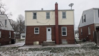 1327 Woodland Ave SE in Massillon, OH - Building Photo - Building Photo