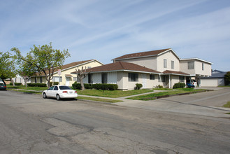 Manzanita Apartments in Oxnard, CA - Building Photo - Building Photo