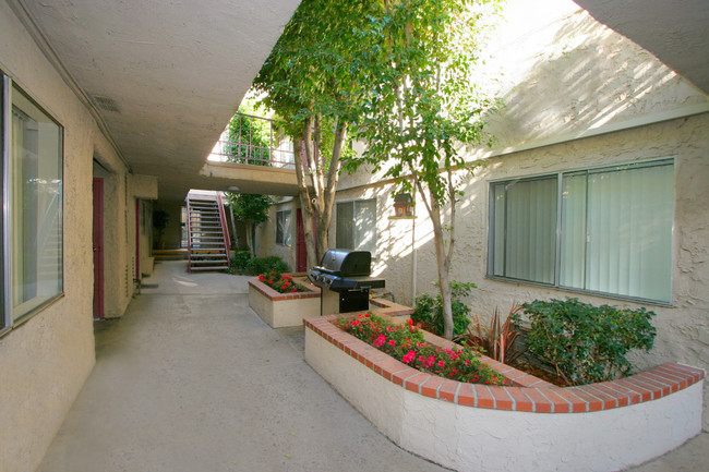 Vista Pointe II in North Hollywood, CA - Building Photo - Building Photo