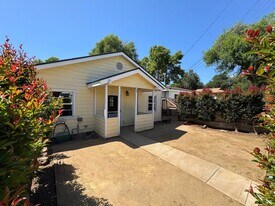 37 Olive St in Oak View, CA - Building Photo