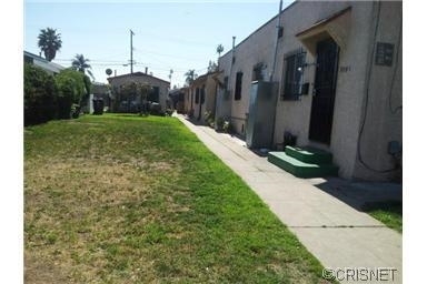 908 W 83rd St in Los Angeles, CA - Building Photo