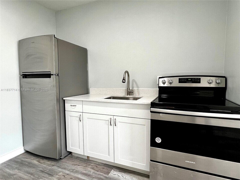 808 NW 7th Terrace in Hallandale Beach, FL - Building Photo