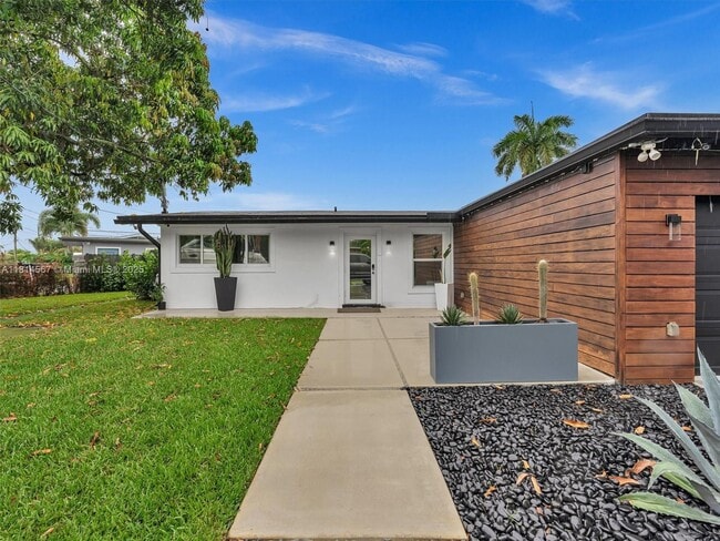 2407 Key Largo Ln in Fort Lauderdale, FL - Building Photo - Building Photo