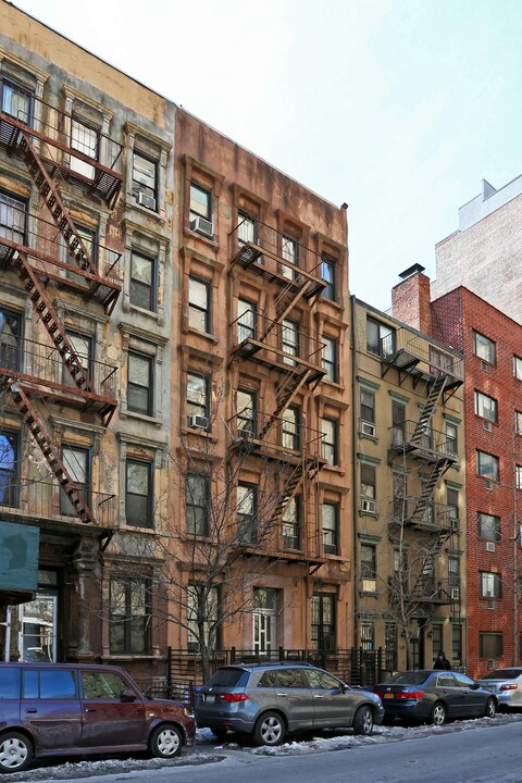 408 W 25th St in New York, NY - Building Photo