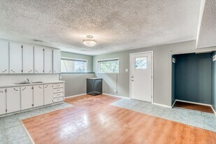2114-B-2123 23 Ave SW in Calgary, AB - Building Photo