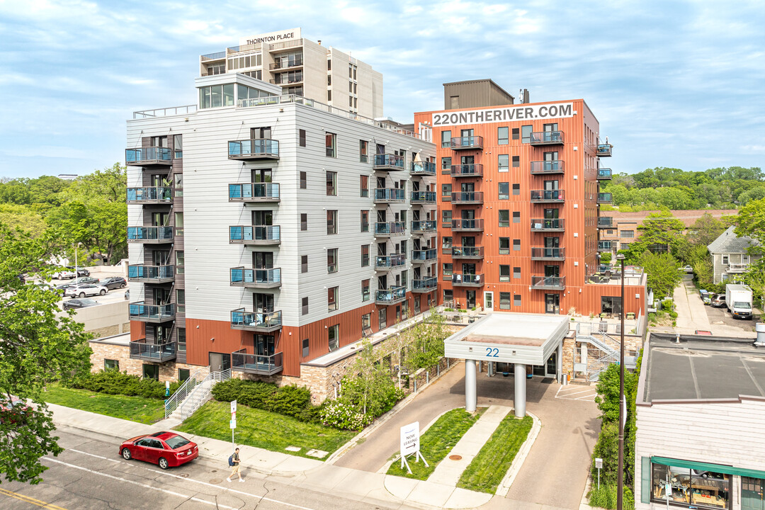 22 on the River in Minneapolis, MN - Foto de edificio