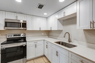 Villas on 16th in Naples, FL - Foto de edificio - Building Photo