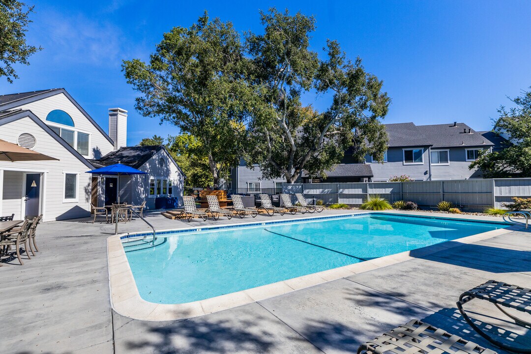 Oak Creek in Santa Rosa, CA - Foto de edificio
