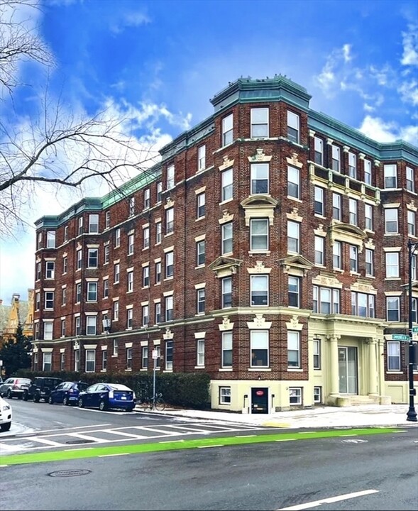 1066 Commonwealth Ave, Unit 205 in Boston, MA - Building Photo