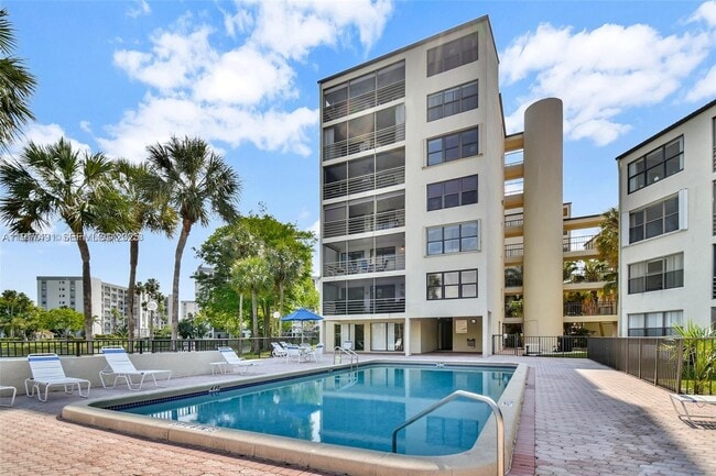 2309 S Cypress Bend Dr in Pompano Beach, FL - Foto de edificio - Building Photo