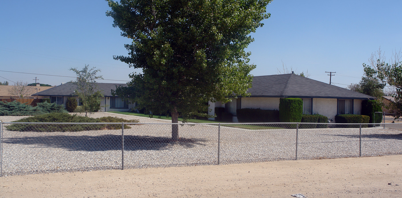 21090 Multnomah Rd in Apple Valley, CA - Building Photo