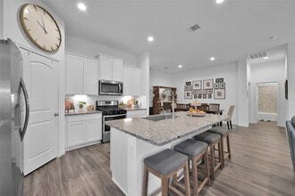 942 Youth Water Rd in Montgomery, TX - Foto de edificio - Building Photo