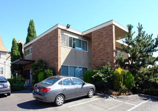 Casabel Apartments in Seattle, WA - Building Photo - Building Photo