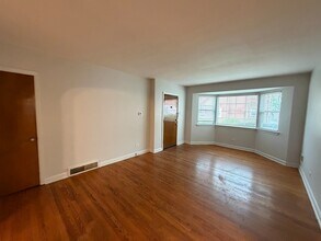 312 E 83rd St, Unit 1 in Chicago, IL - Foto de edificio - Building Photo