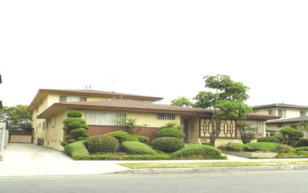 3766 S Bronson Ave in Los Angeles, CA - Foto de edificio