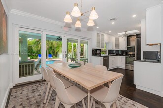 7475 SW 134th St in Pinecrest, FL - Foto de edificio - Building Photo