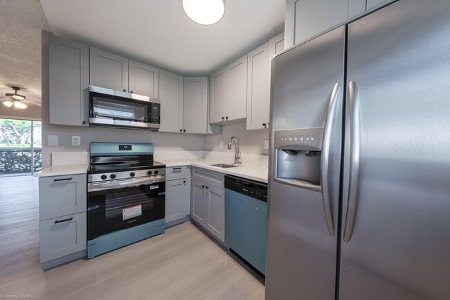 105 Gardens Dr in Pompano Beach, FL - Foto de edificio - Building Photo