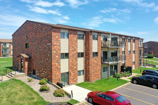 Oakwood Estates in Sioux Falls, SD - Building Photo - Building Photo