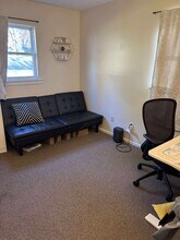 208 Buena Vista Ave in Newington, CT - Foto de edificio - Building Photo